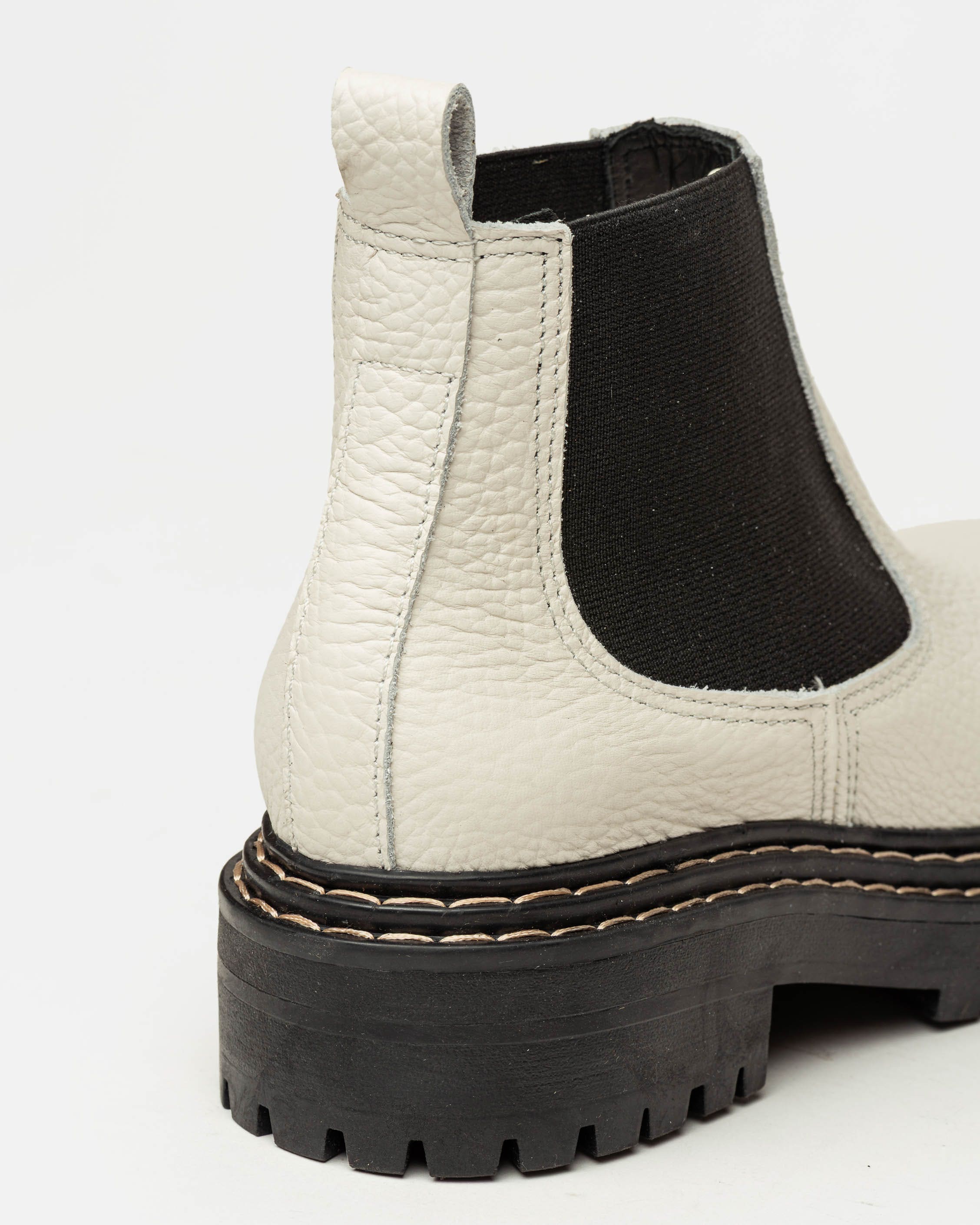 Bota caña media Liverpool en cuero graneado