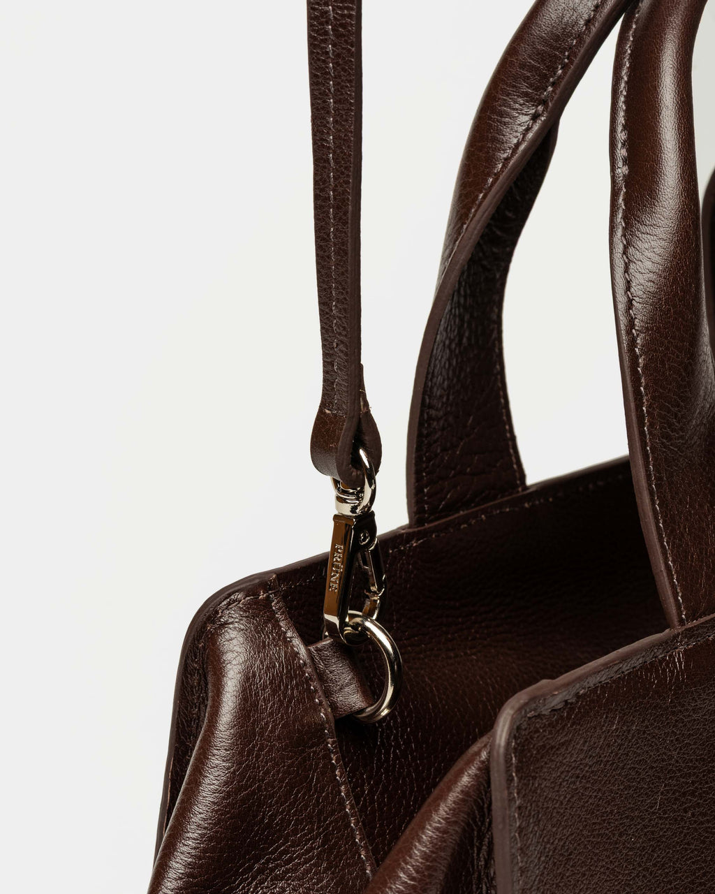 Cartera de mano Mila en cuero liso