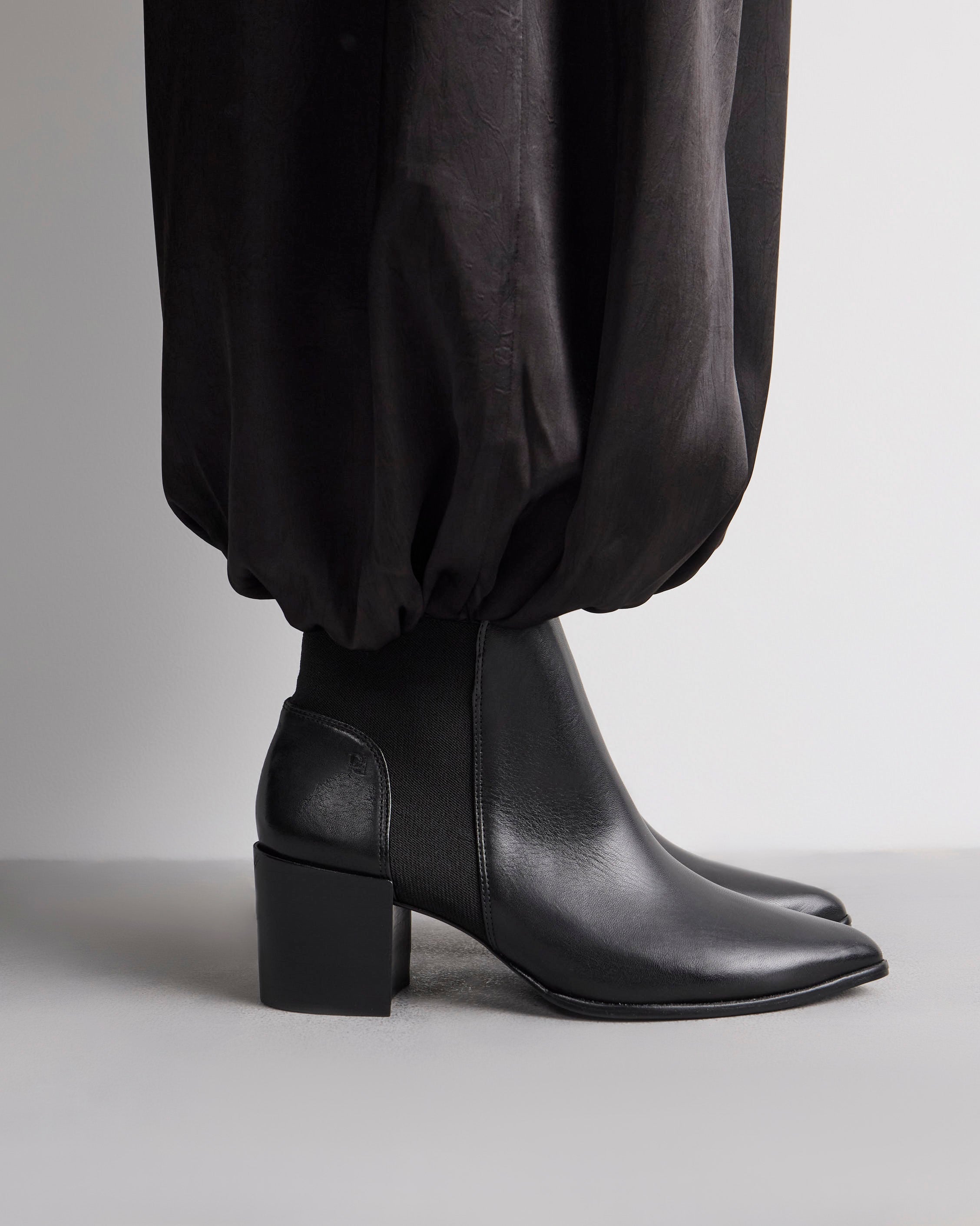 Bota caña baja June en cuero liso